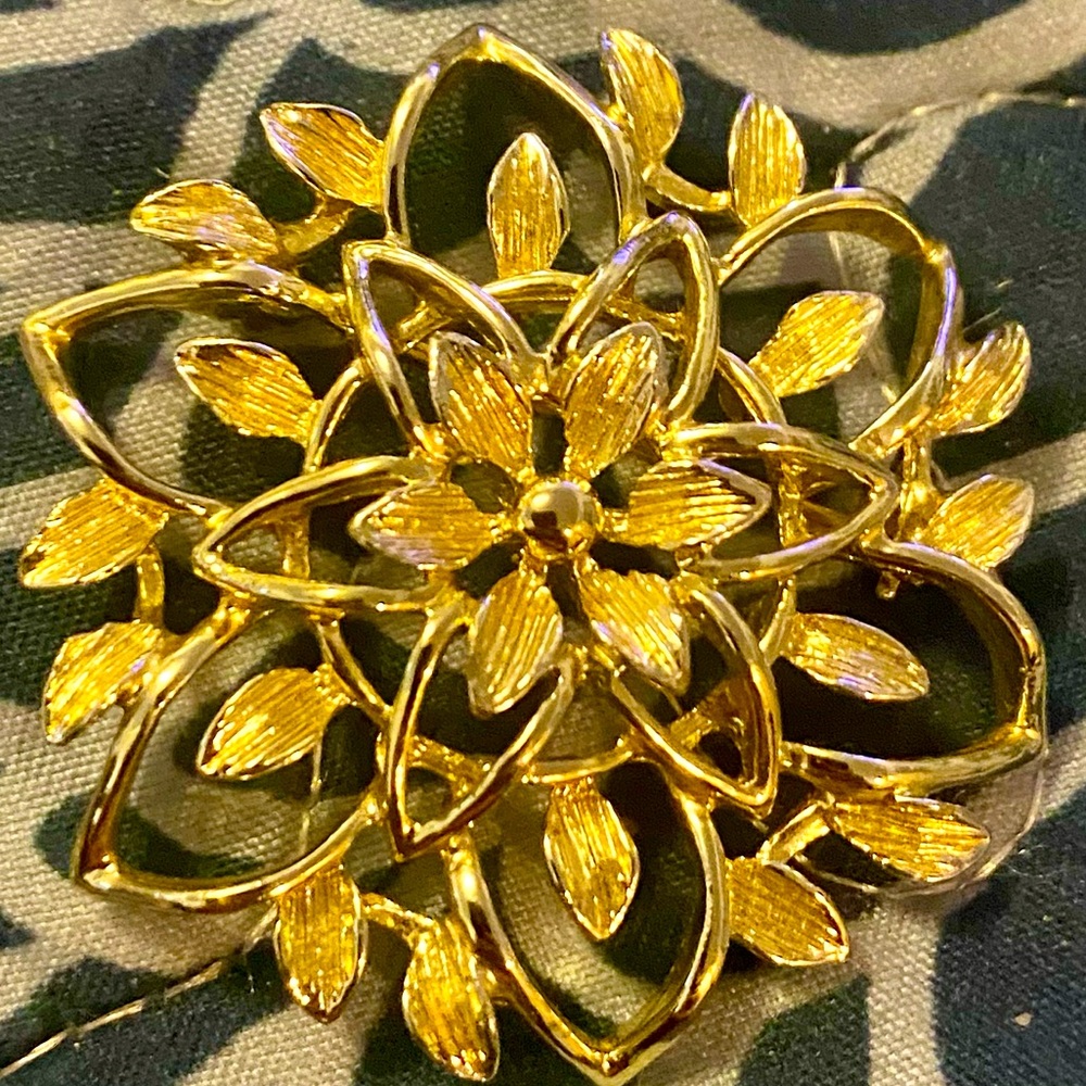 Sarah Coventry Vintage Elegant Gold tone Floral Brooch
